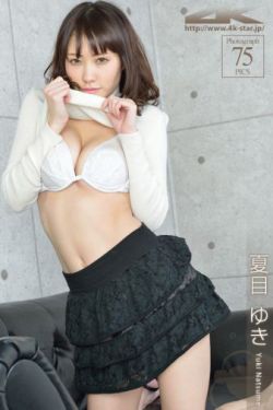 手不安分的探进她的礼服小